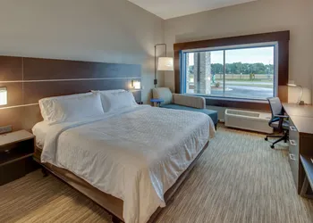Holiday Inn Express & Suites Union City by IHG hotel thumbnail 5