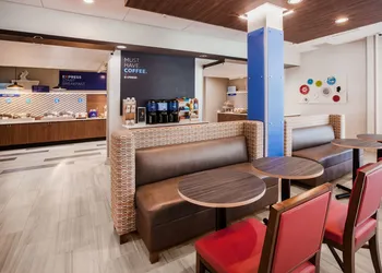 Holiday Inn Express & Suites Bardstown by IHG hotel thumbnail 8