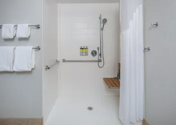 Holiday Inn Express & Suites Chico by IHG hotel thumbnail 3