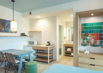 Universal's Endless Summer Resort - Dockside Inn and Suites hotel thumbnail 4