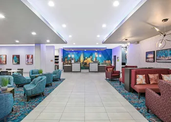 La Quinta Inn & Suites by Wyndham DFW Airport West-Glade hotel thumbnail 2