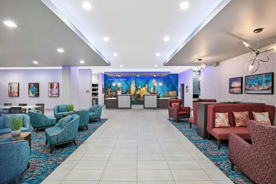 La Quinta Inn & Suites by Wyndham DFW Airport West-Glade hotel detail image 2