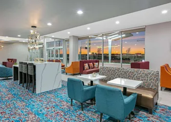 La Quinta Inn & Suites by Wyndham DFW Airport West-Glade hotel thumbnail 3