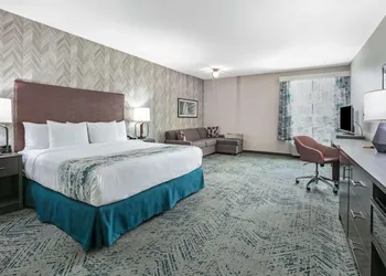 La Quinta Inn & Suites by Wyndham DFW Airport West-Glade hotel thumbnail 7