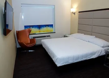 7 Days Hotel Bronx hotel thumbnail 8