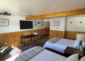 Lava Mountain Lodge hotel thumbnail 3