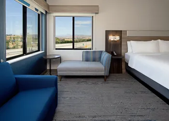 Holiday Inn Express & Suites Valencia - Santa Clarita by IHG hotel thumbnail 8