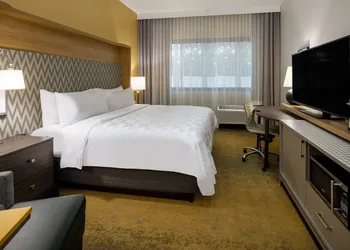 Holiday Inn Long Island-Islip Arpt East by IHG hotel thumbnail 5