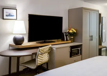 Holiday Inn Long Island-Islip Arpt East by IHG hotel thumbnail 7