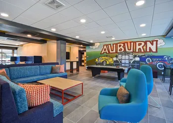 Tru by Hilton Auburn hotel thumbnail 2