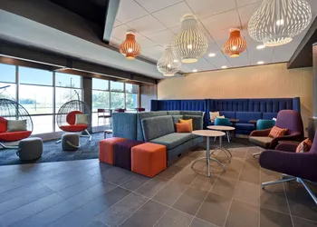 Tru by Hilton Auburn hotel thumbnail 5