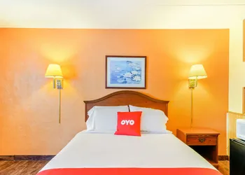 OYO Hotel Downtown Peoria I-74 hotel thumbnail 4
