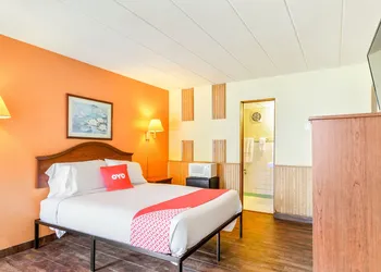 OYO Hotel Downtown Peoria I-74 hotel thumbnail 5