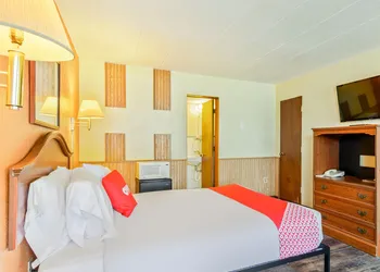 OYO Hotel Downtown Peoria I-74 hotel thumbnail 6
