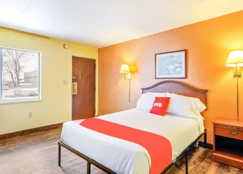 OYO Hotel Downtown Peoria I-74 hotel thumbnail 7
