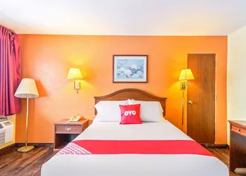 OYO Hotel Downtown Peoria I-74 hotel thumbnail 8
