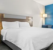 Holiday Inn Express & Suites Detroit North - Roseville by IHG hotel detail image 7
