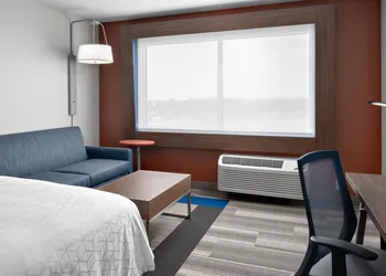 Holiday Inn Express & Suites Elkhorn - Lake Geneva Area by IHG hotel thumbnail 4