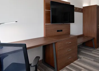 Holiday Inn Express & Suites Elkhorn - Lake Geneva Area by IHG hotel thumbnail 8