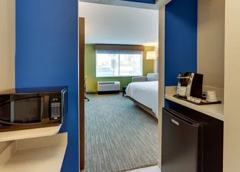 Holiday Inn Express & Suites Roanoke – Civic Center by IHG hotel thumbnail 3