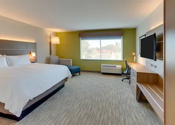 Holiday Inn Express & Suites Roanoke – Civic Center by IHG hotel thumbnail 4