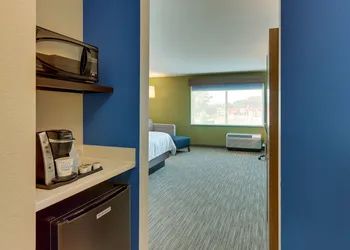 Holiday Inn Express & Suites Roanoke – Civic Center by IHG hotel thumbnail 5