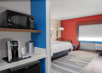 Holiday Inn Express & Suites Wilmington West - Medical Park by IHG hotel thumbnail 2