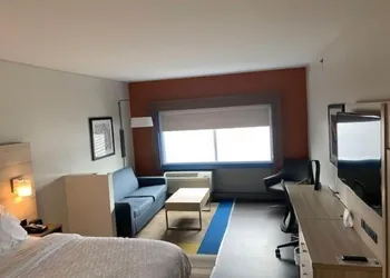 Holiday Inn Express & Suites Wilmington West - Medical Park by IHG hotel thumbnail 3