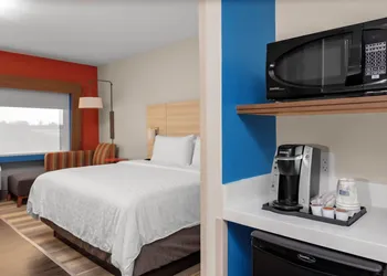 Holiday Inn Express & Suites Wilmington West - Medical Park by IHG hotel thumbnail 7