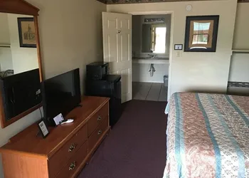 Whispering Creek Lodging & RV Resort hotel thumbnail 4