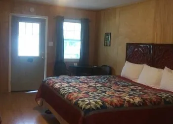Whispering Creek Lodging & RV Resort hotel thumbnail 6