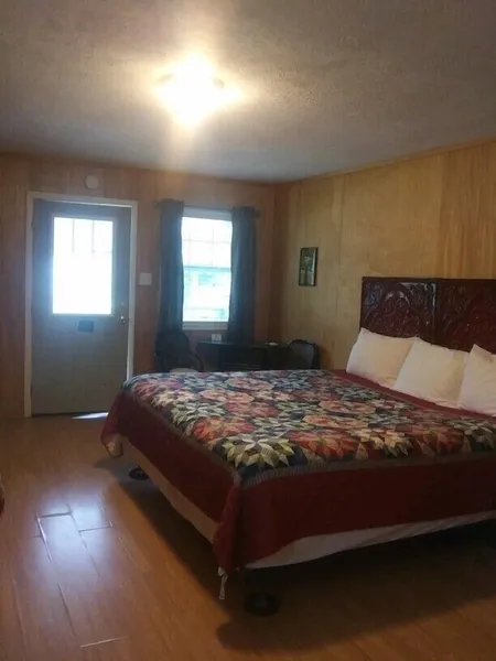 Whispering Creek Lodging & RV Resort hotel detail image 6