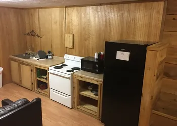 Whispering Creek Lodging & RV Resort hotel thumbnail 7
