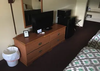 Whispering Creek Lodging & RV Resort hotel thumbnail 8