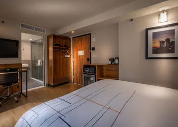 La Quinta Inn & Suites by Wyndham Times Square South hotel thumbnail 5
