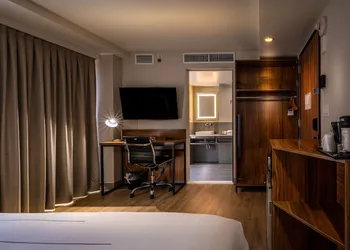 La Quinta Inn & Suites by Wyndham Times Square South hotel thumbnail 6