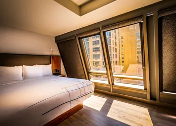 La Quinta Inn & Suites by Wyndham Times Square South hotel thumbnail 7