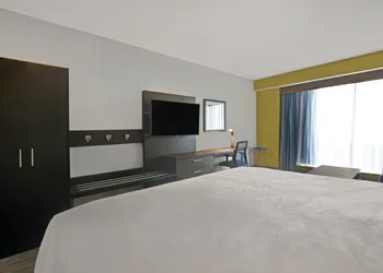 Holiday Inn Express & Suites Milwaukee - Brookfield by IHG hotel thumbnail 6