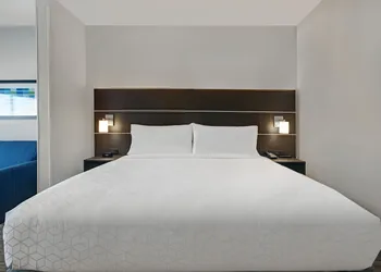 Holiday Inn Express & Suites Milwaukee - Brookfield by IHG hotel thumbnail 8