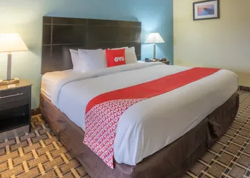 OYO Hotel Knoxville TN Cedar Bluff I-40 hotel thumbnail 6