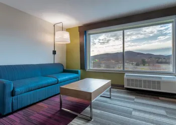 Holiday Inn Express & Suites Marion by IHG hotel thumbnail 3