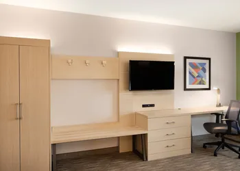 Holiday Inn Express & Suites Ft Myers Beach-Sanibel Gateway by IHG hotel thumbnail 5