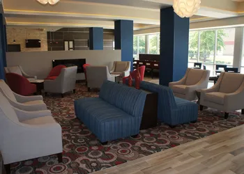 La Quinta Inn & Suites by Wyndham Bloomington hotel thumbnail 3