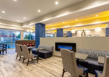 La Quinta Inn & Suites by Wyndham Bloomington hotel thumbnail 5