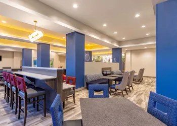 La Quinta Inn & Suites by Wyndham Bloomington hotel thumbnail 6