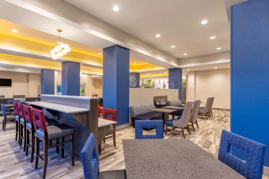 La Quinta Inn & Suites by Wyndham Bloomington hotel detail image 6