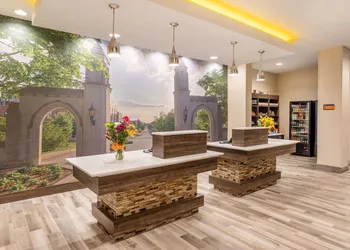 La Quinta Inn & Suites by Wyndham Bloomington hotel thumbnail 7