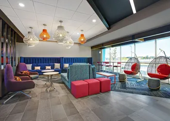 Tru by Hilton Stoughton hotel thumbnail 4