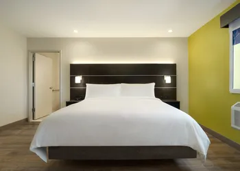 Holiday Inn Express Jamaica - JFK AirTrain - NYC by IHG hotel thumbnail 6