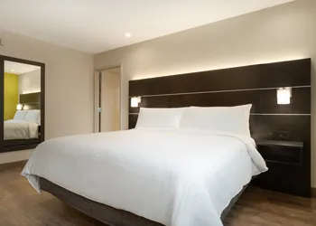 Holiday Inn Express Jamaica - JFK AirTrain - NYC by IHG hotel thumbnail 8